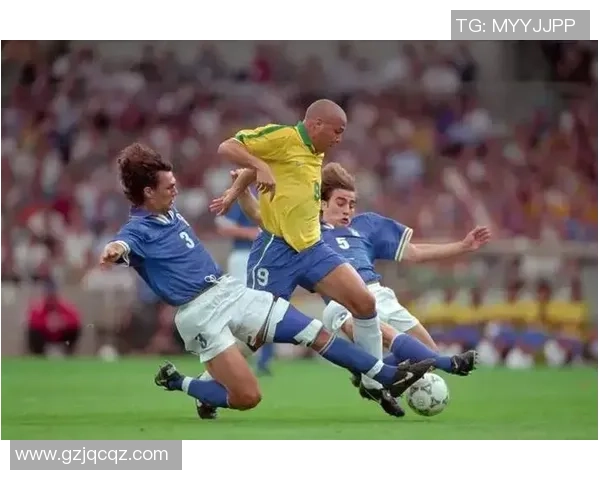 激情四溢的绿茵场 足球巨星震撼登场瞬间定格无与伦比的精彩表现