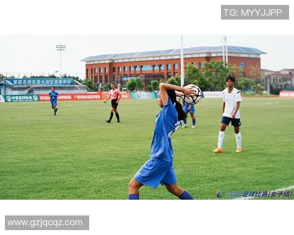 足球明星速写艺术创作探索展现球场英姿与激情的瞬间