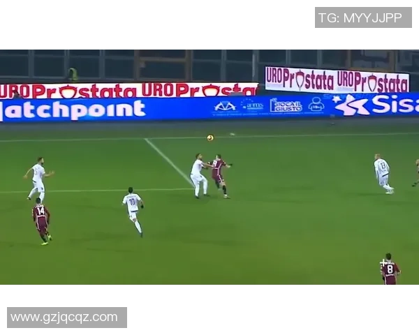 足球球星巧妙晃倒对手瞬间引爆全场掌声精彩瞬间再现